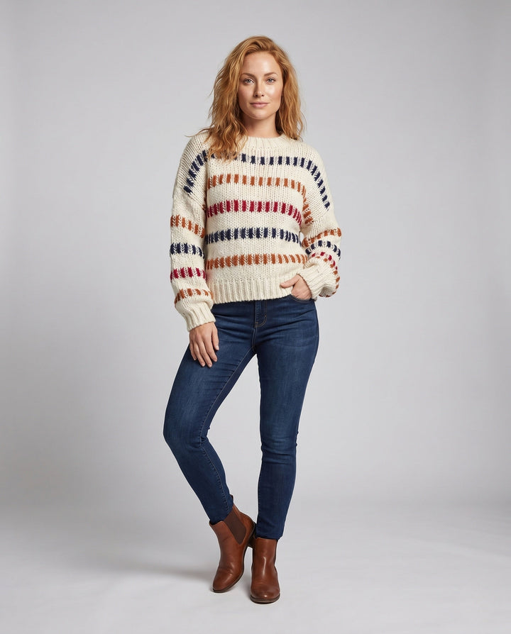 Damen-Strickpullover mit bunten Streifen auf neutralem Hintergrund