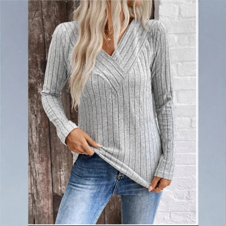 Damenpullover mit Streifenstruktur in einer stilvollen Outfit-Kombination