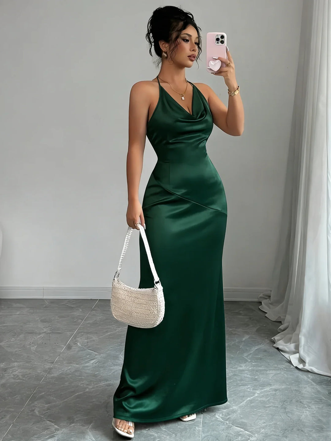Elegantes Damen-Maxikleid mit Wasserfallausschnitt in der Vorderansicht
