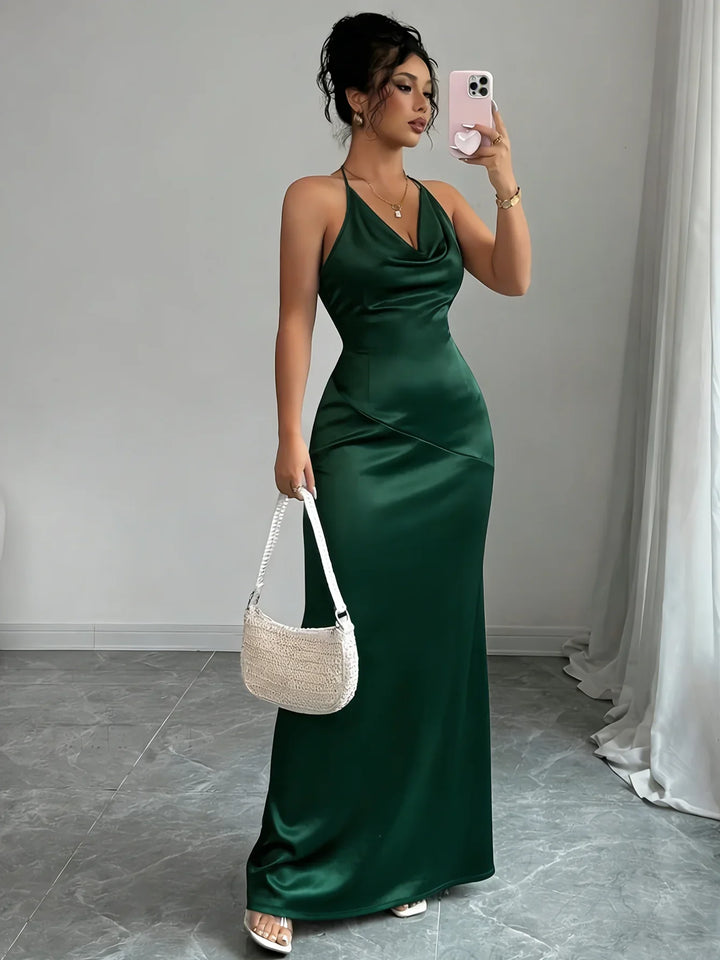 Elegantes Damen-Maxikleid mit Wasserfallausschnitt in der Vorderansicht