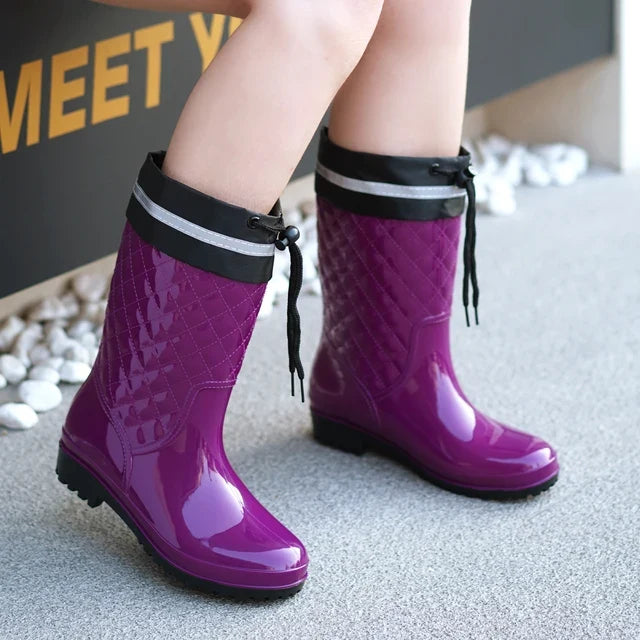 Wasserdichte Damen Regenstiefel Im Minimalistischen Stil