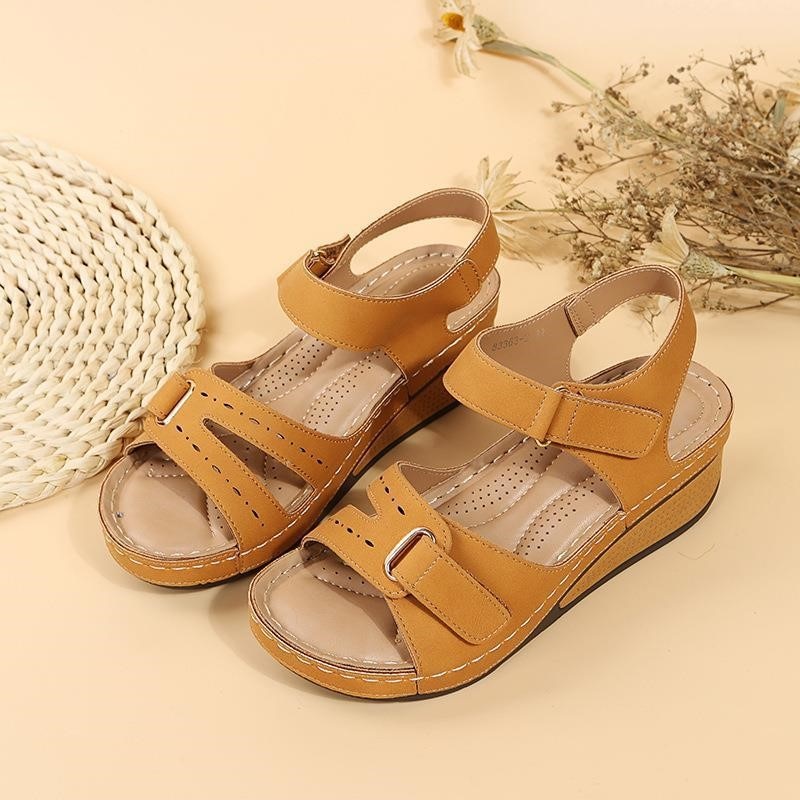 Detailansicht des Fußbetts mit Fußgewölbestütze bei Damen Sandalen