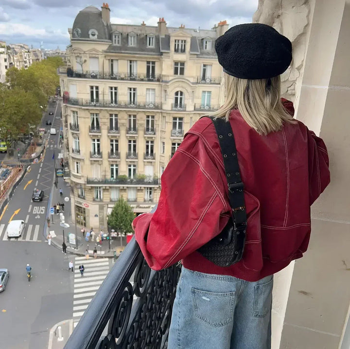 Detailansicht der roten Lederjacke für Damen