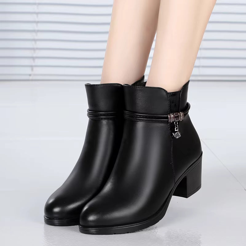 Elegante gefütterte Knöchelstiefel mit seitlichem Reißverschlussverschluss