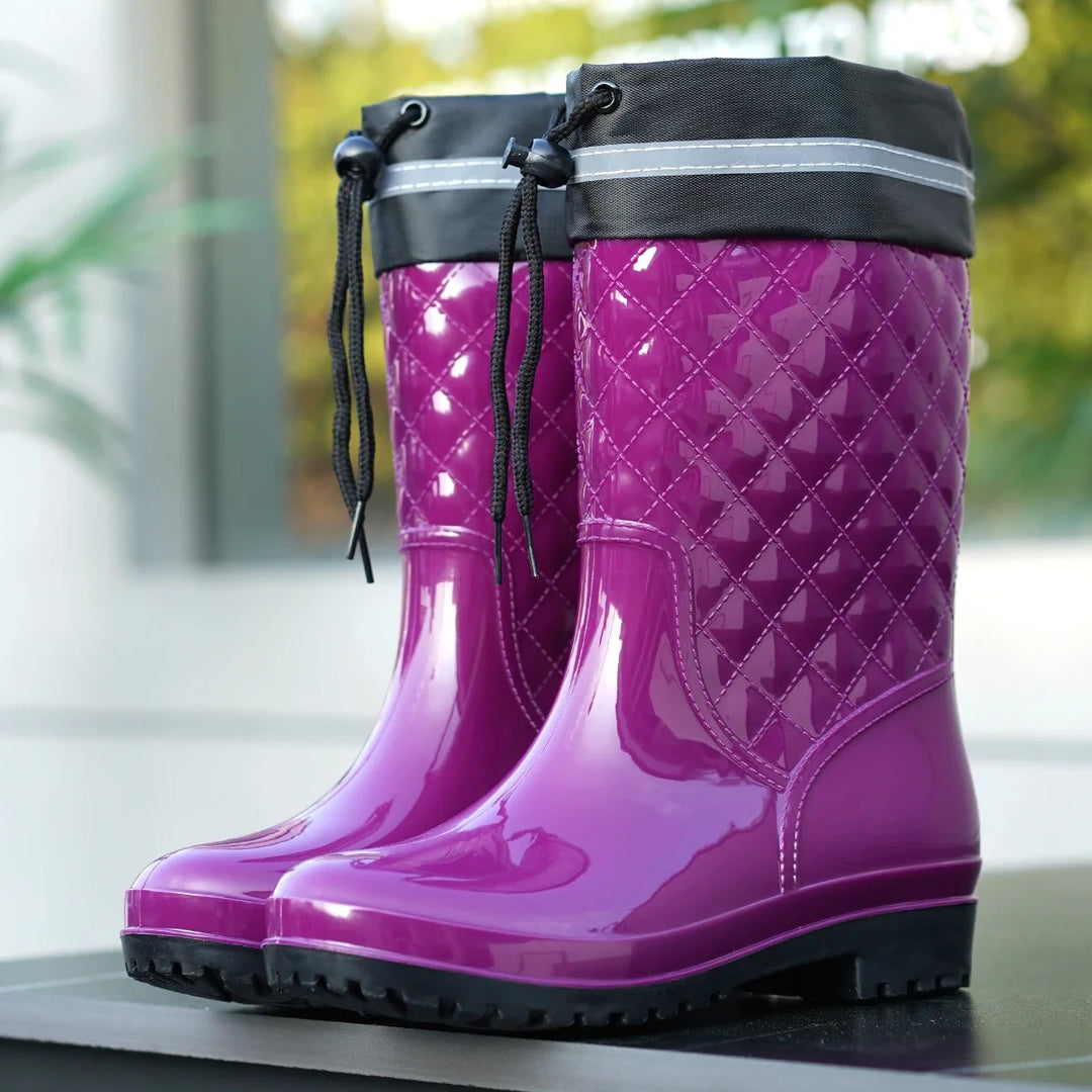 Minimalistische Regenstiefel für Damen auf neutralem Hintergrund