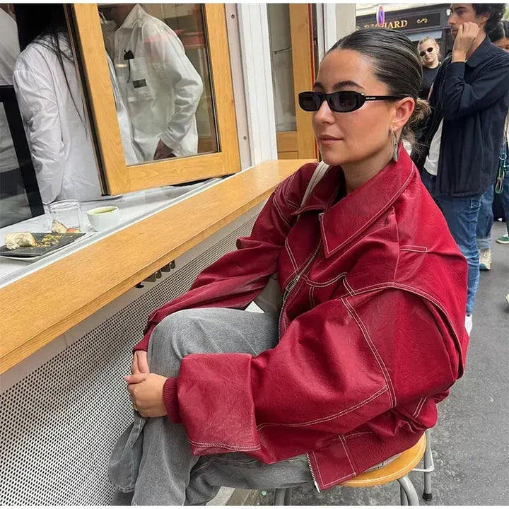 Rote Oversize-Lederjacke für Damen in der Rückansicht