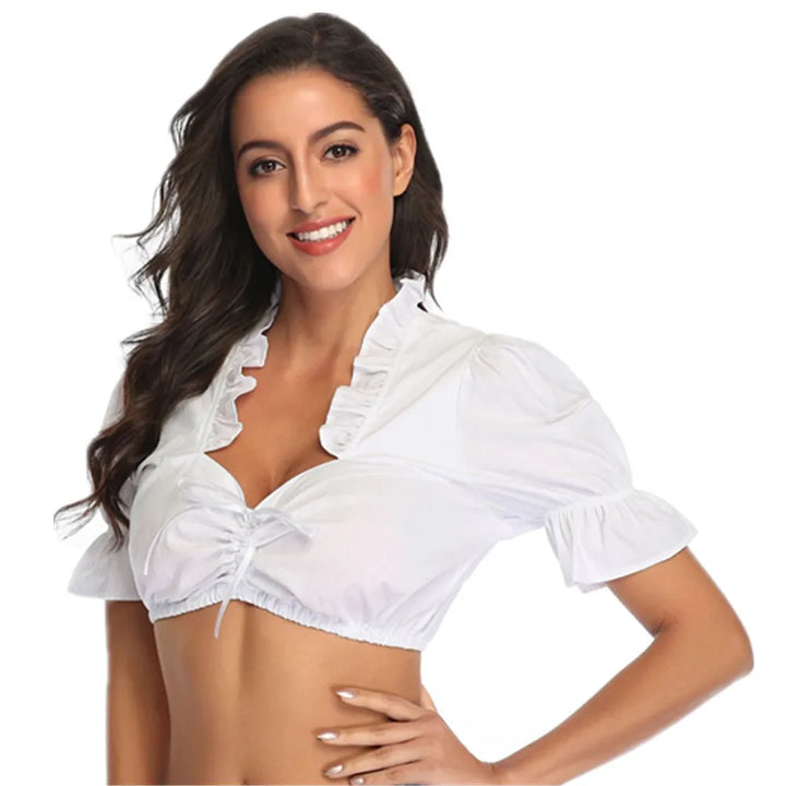 Weiße Damen-Dirndl-Bluse mit kurzem Schnitt auf neutralem Hintergrund