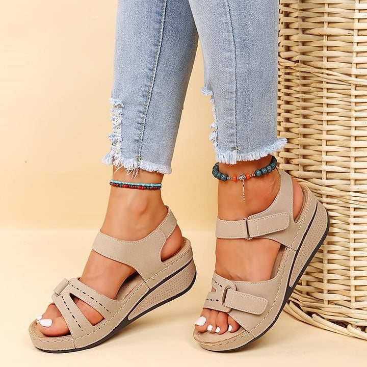 Bequeme Damen Sandalen mit rutschfester Sohle in schräger Vorderansicht