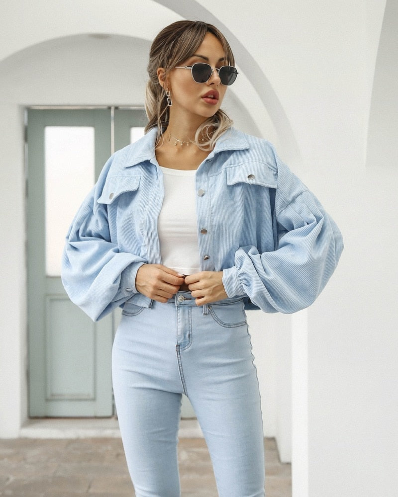 Detailansicht der Knöpfe an der Damen-Cropped-Jacke