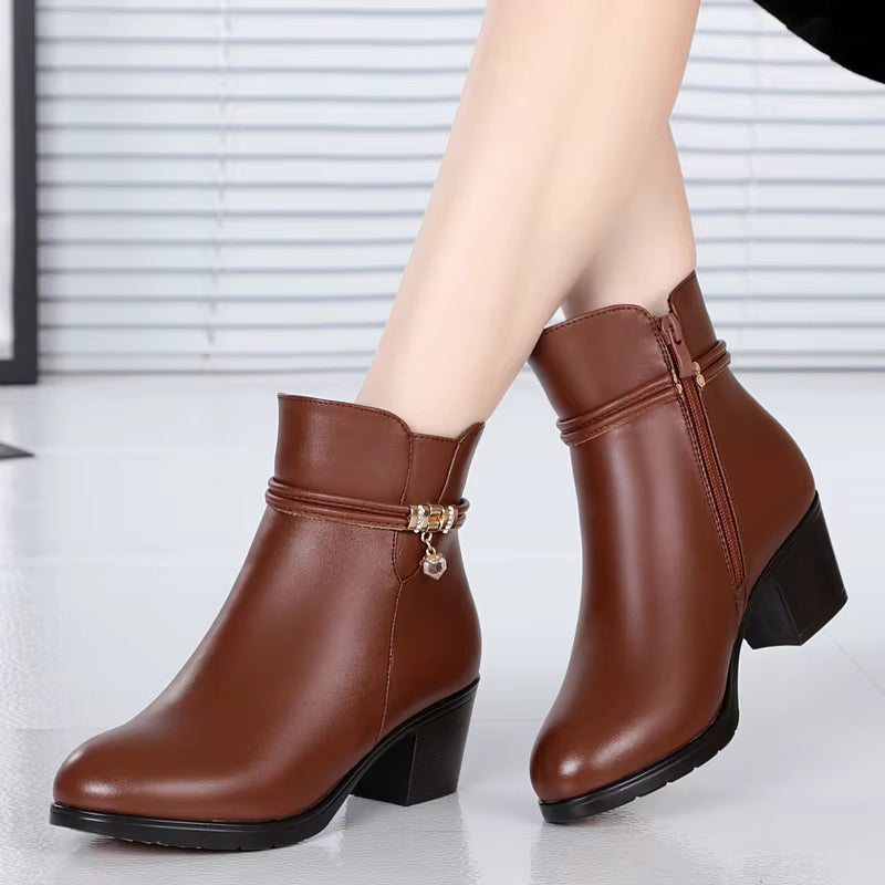 Elegante gefütterte Knöchelstiefel mit seitlichem Reißverschlussverschluss