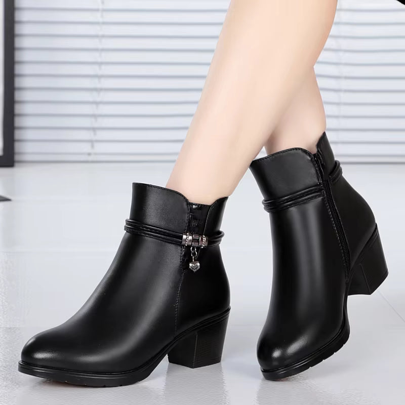 Elegante gefütterte Knöchelstiefel mit seitlichem Reißverschlussverschluss