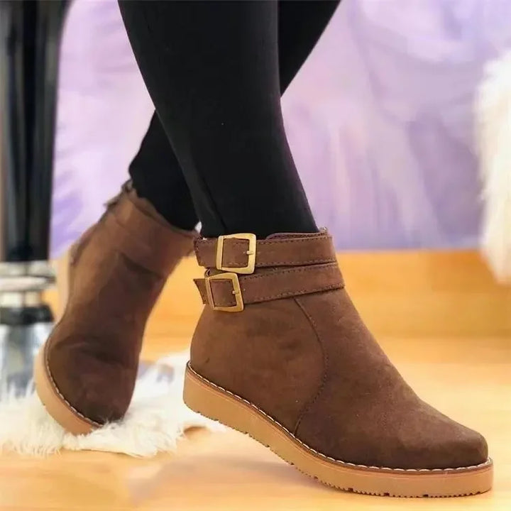 Nahaufnahme des Seitenreißverschlusses am Damenstiefel