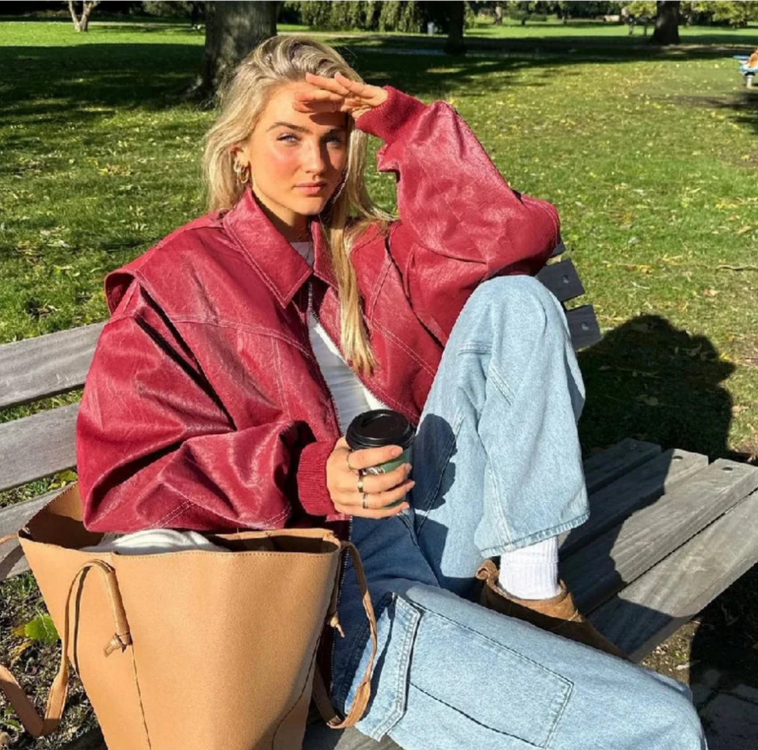 Rote Damen-Lederjacke im Oversize-Schnitt von vorn