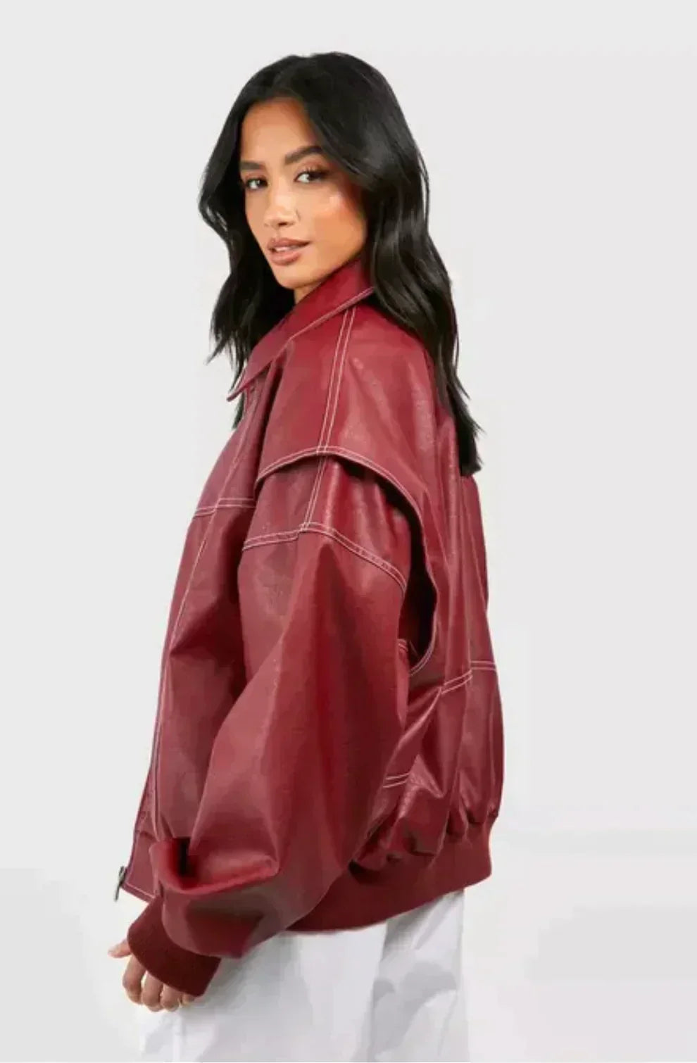 Rote Lederjacke für Damen in vollständiger Vorderansicht