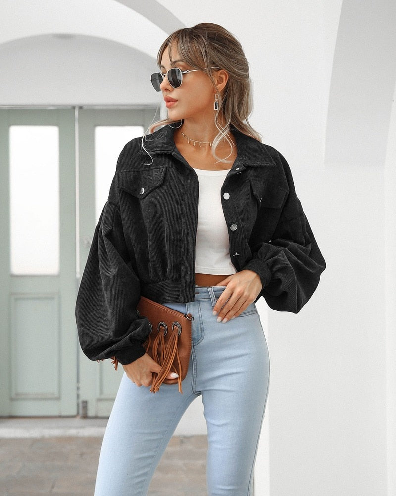 Damen-Cropped-Jacke mit Taschen und Knöpfen in voller Ansicht