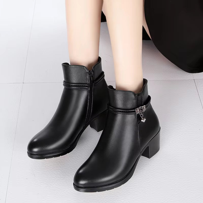 Elegante gefütterte Knöchelstiefel mit seitlichem Reißverschlussverschluss