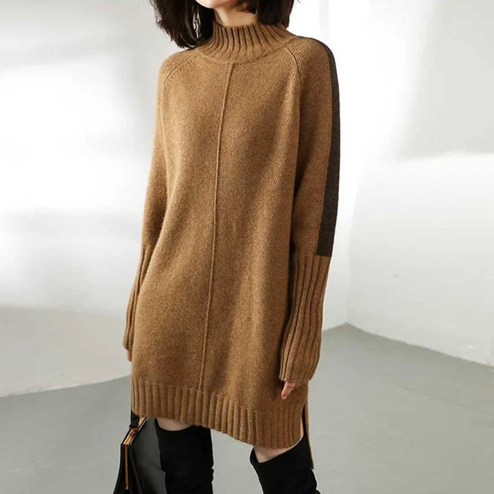 Damen-Strickkleid mit Rollkragen und langen Ärmeln in der Vorderansicht