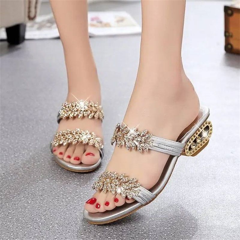 Damen Sandalen mit glitzerndem Strassbesatz aus nächster Nähe