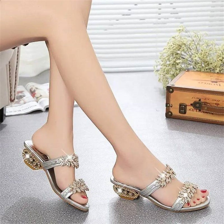 Damen Sandalen von oben mit dekorativem Riemendesign