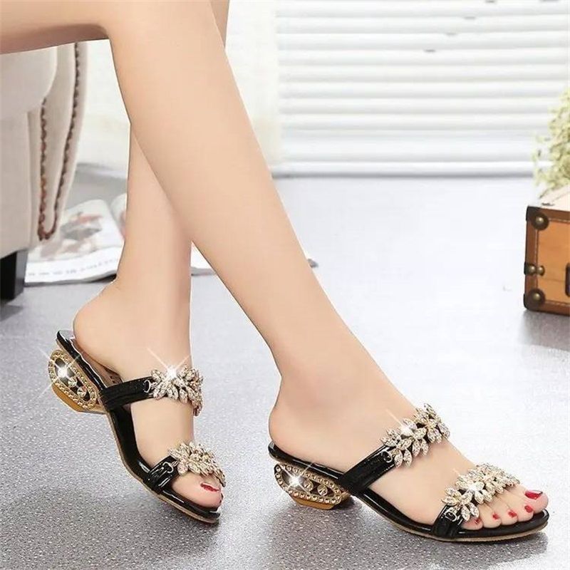 Damen Sandalen mit Strassbesatz im detailreichen Produktbild
