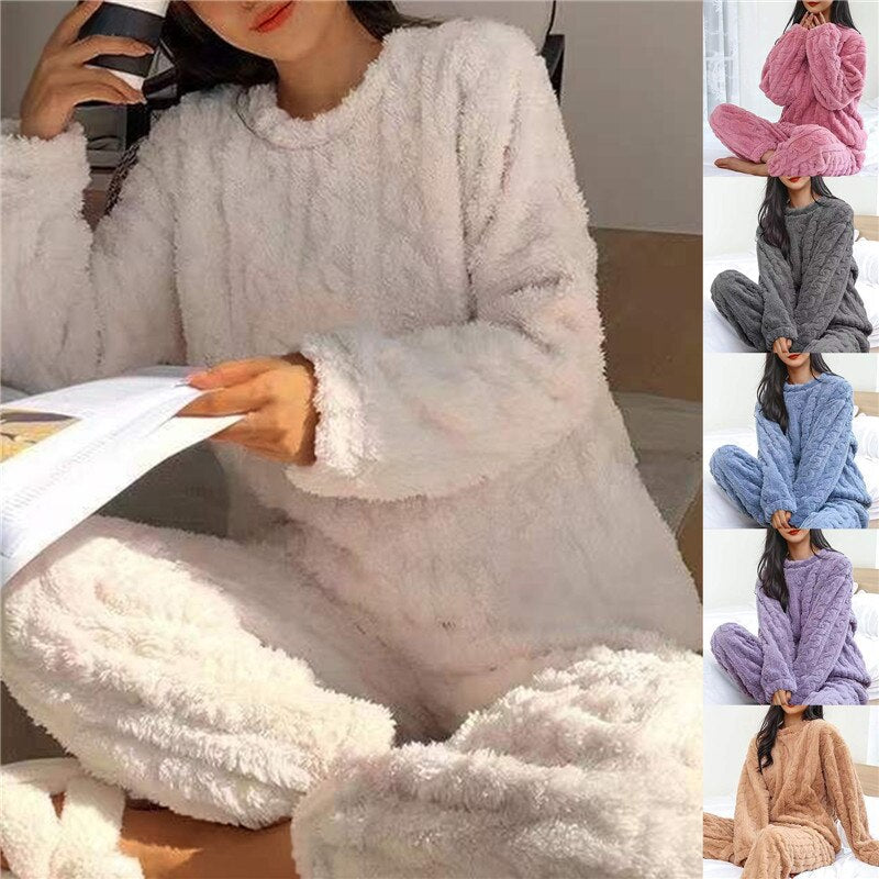 Kuscheliges Fleece-Pyjama-Set für Damen in kompletter Ansicht