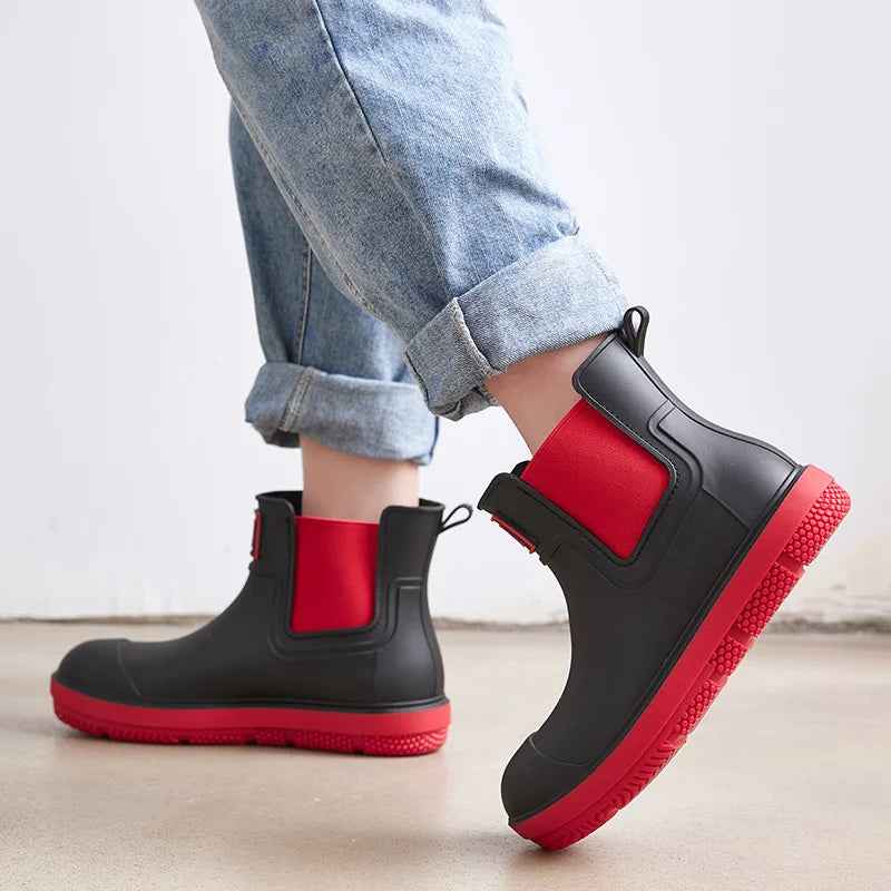 Wasserdichte Damen-Gummistiefel mit mittlerem Schaft in der Vorderansicht