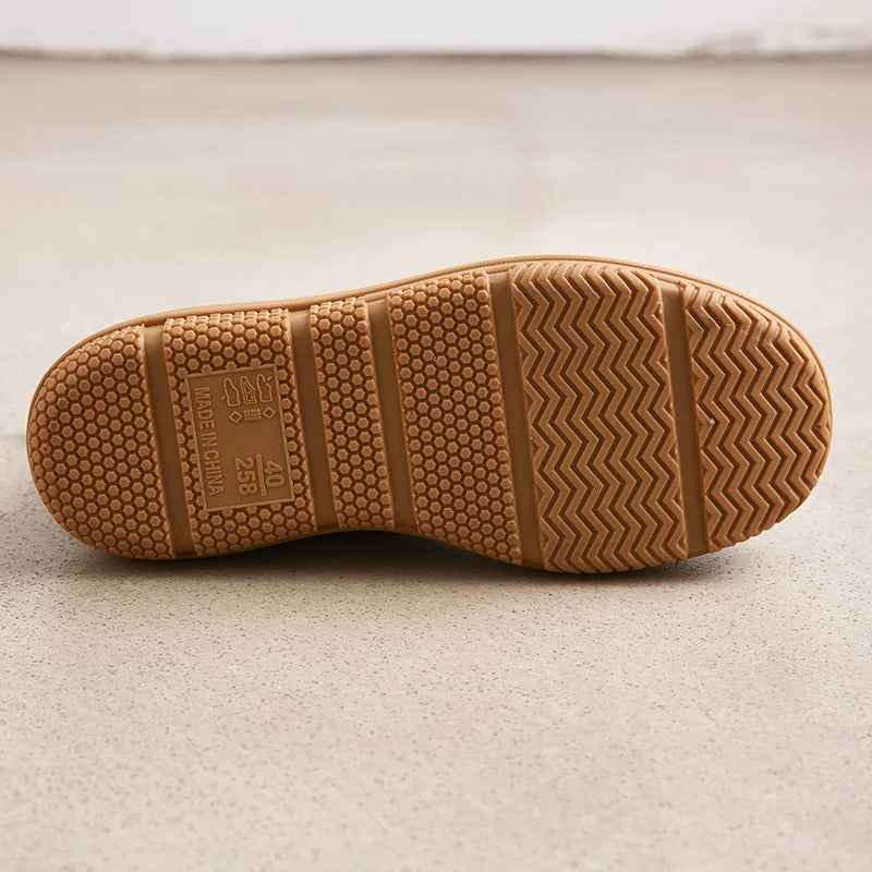 Robuste Regenstiefel für Damen bei nassen Wegen und schlechtem Wetter