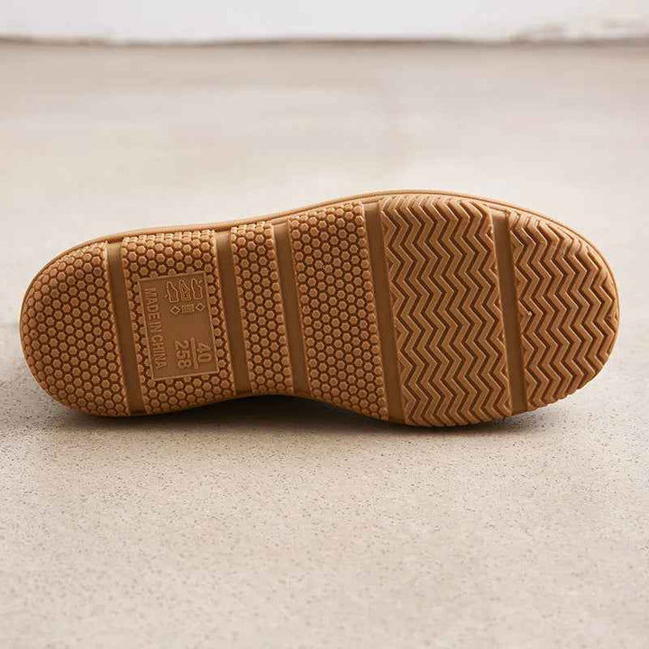 Robuste Regenstiefel für Damen bei nassen Wegen und schlechtem Wetter