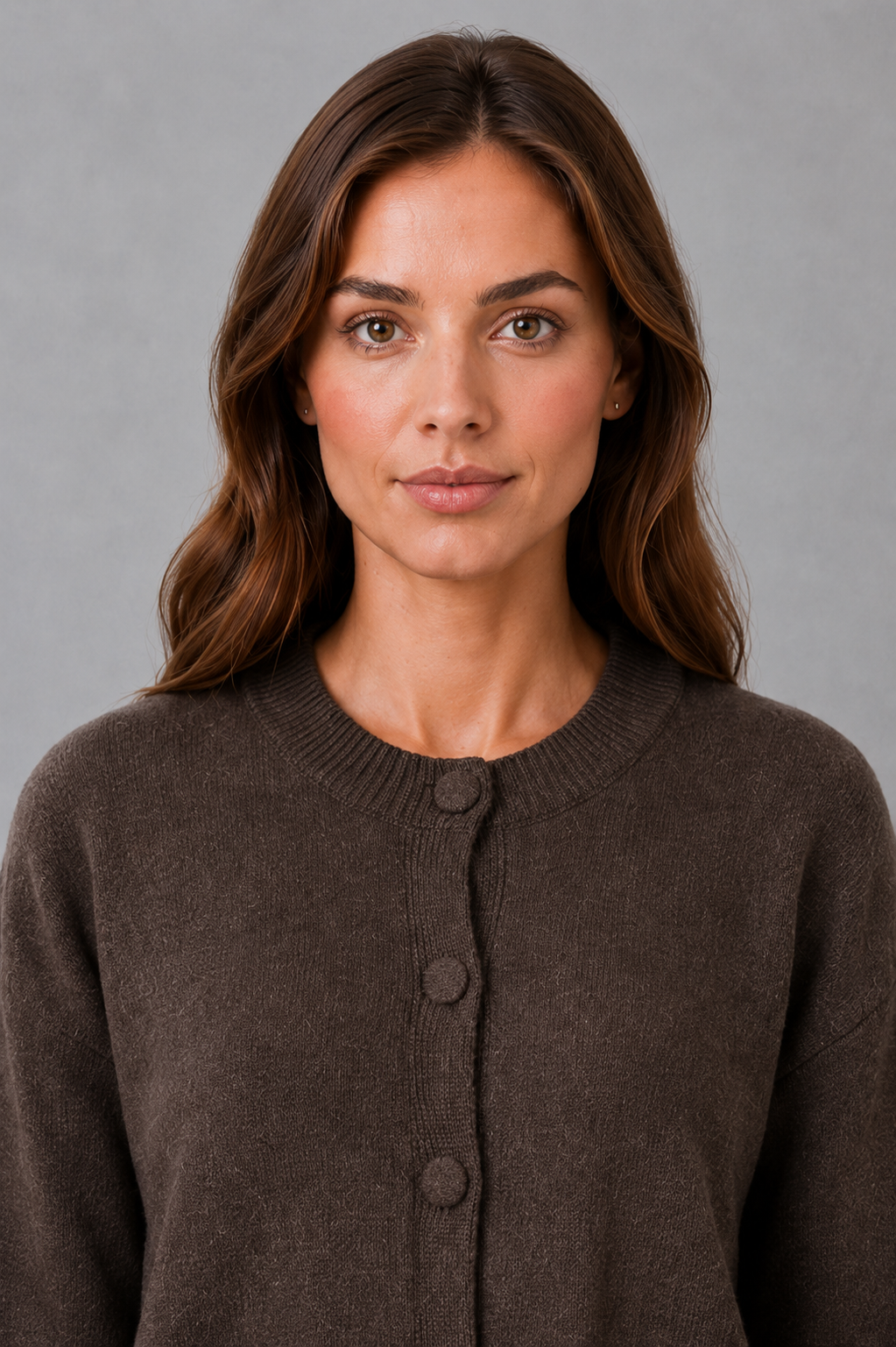 Nahaufnahme der groben Strickstruktur einer Damen-Strickjacke