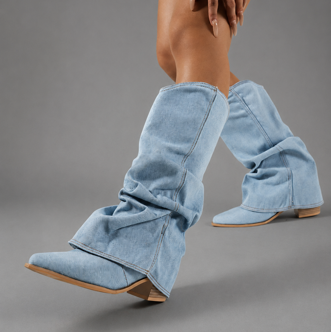 Detailansicht der kniehohen Denimstiefel mit modischem Blockabsatz