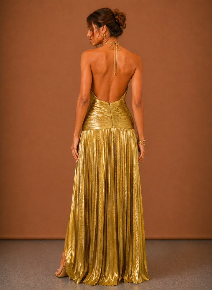 Detailaufnahme des metallicfarbenen Plisseestoffs am Maxikleid