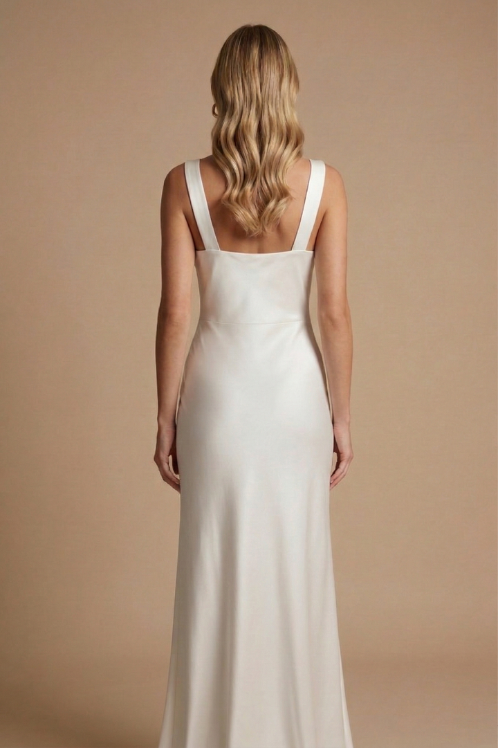 Detailansicht des drapierten Ausschnitts am Satin-Maxikleid