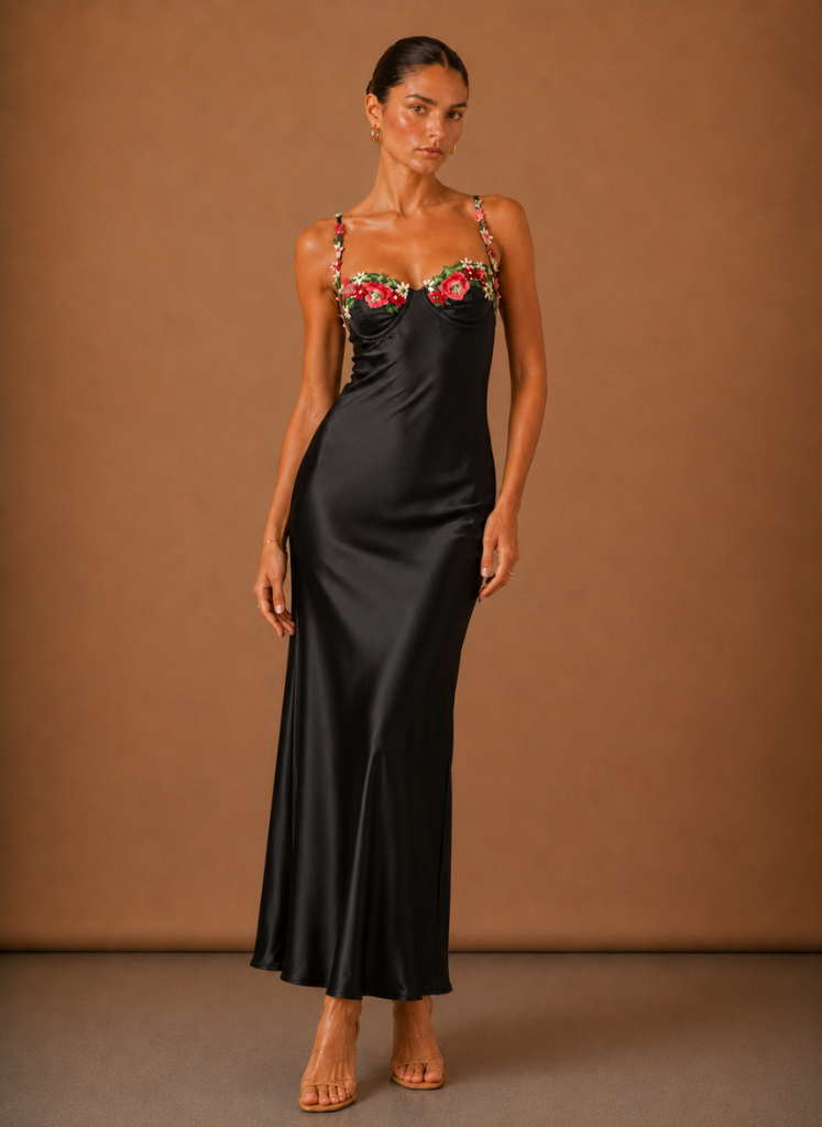 Langes elegantes Satinkleid für Damen mit floralem Detail