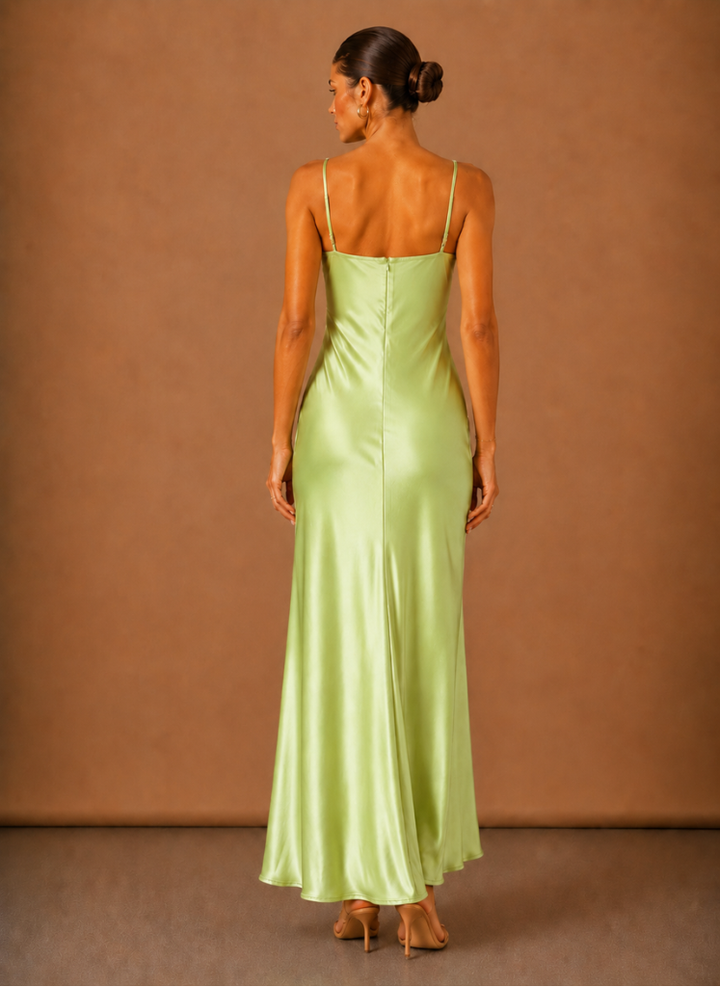 Rückansicht eines Damen Maxikleids mit Blumenapplikation