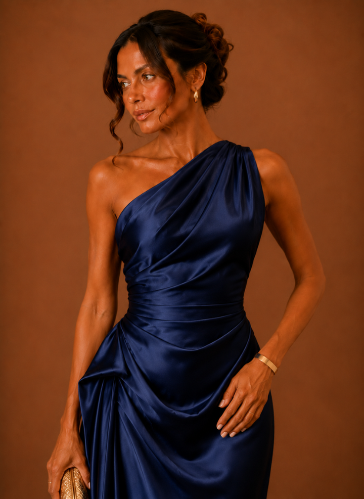 Schickes Satin Midi Kleid für Hochzeitsgäste in stilvoller Darstellung