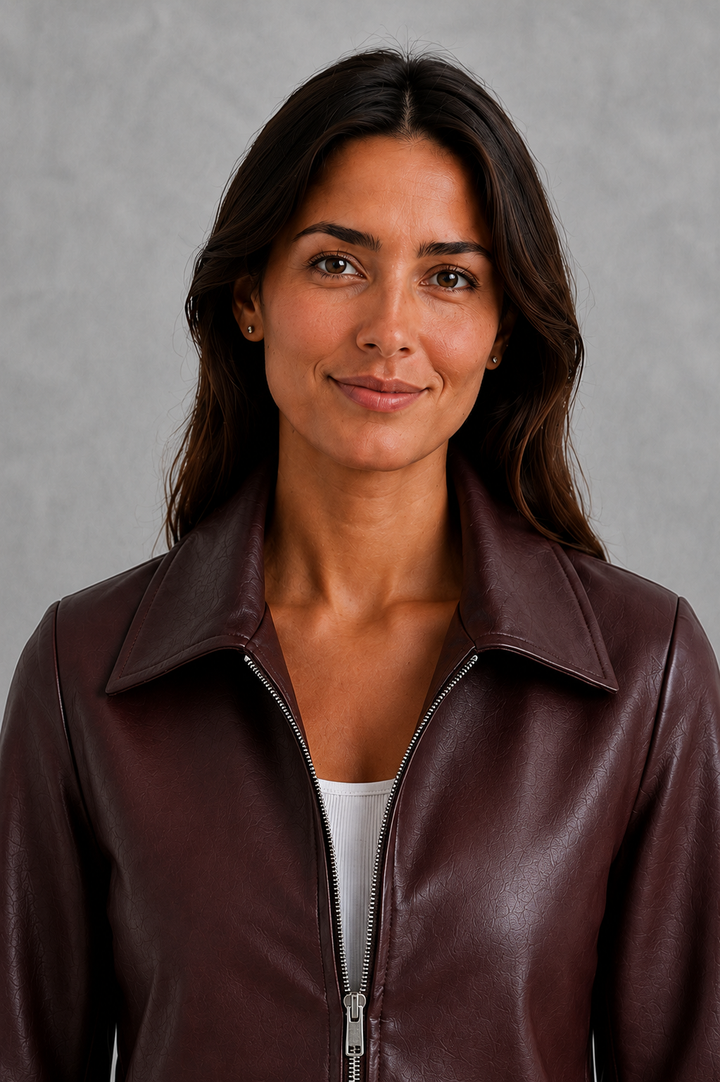 Vorderansicht einer Damen-Bikerjacke aus veganem Leder