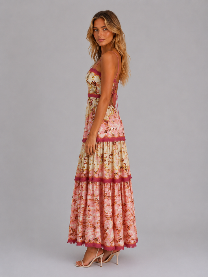 Detailansicht des Blumenprints und der Schnürung am Damenkleid