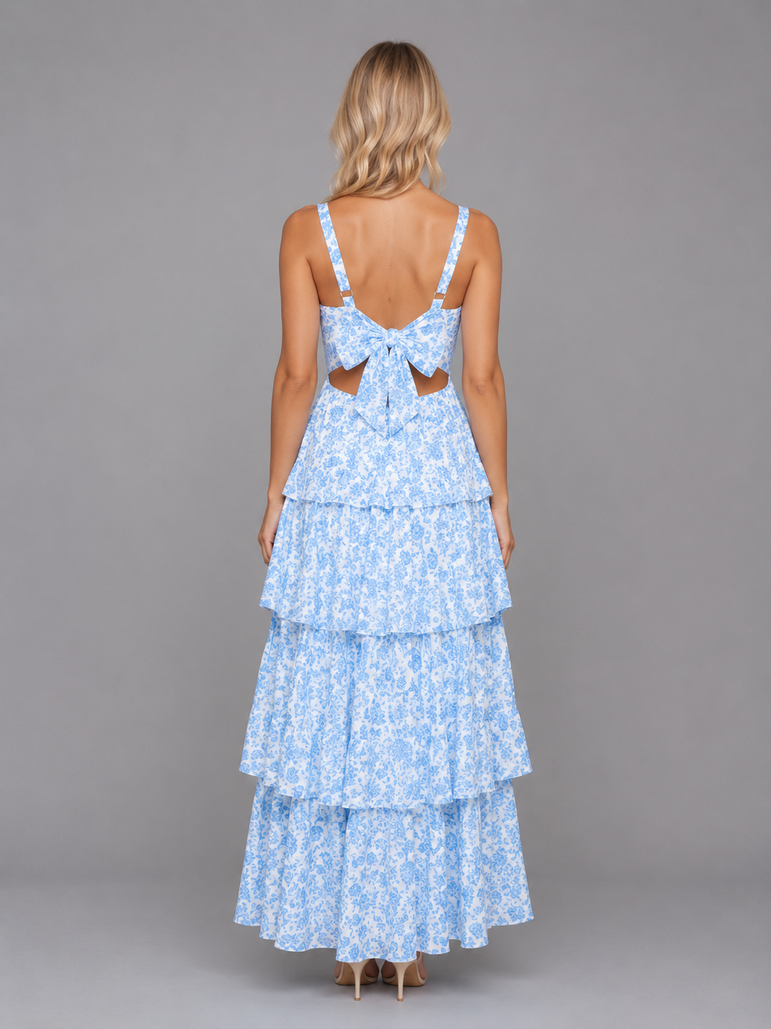 Luftiges Damenkleid mit floralem Muster und gestuftem Rock