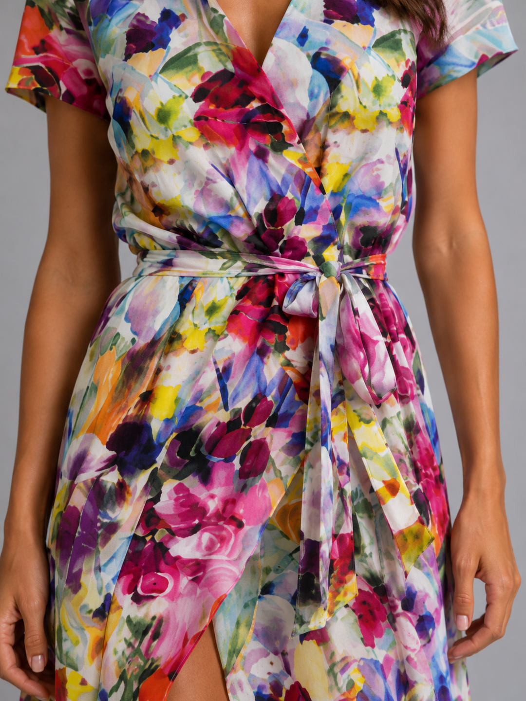 Damen Midikleid im Wickelstil mit Blumenprint, Rückansicht