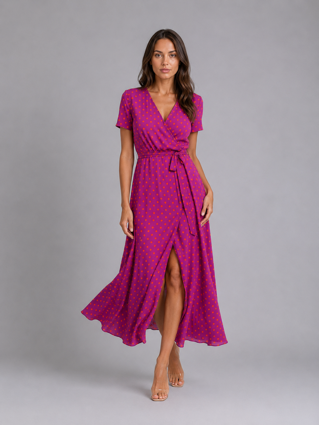 Damen Sommerkleid im Wickelstil mit Blumenmuster, getragen am Model