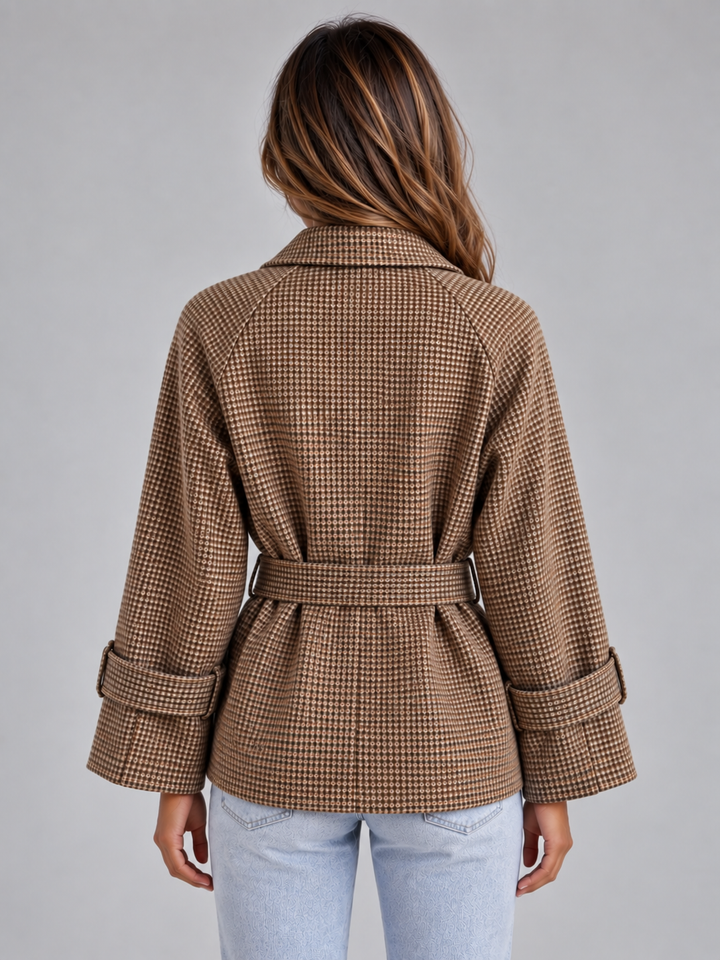 Damen-Trenchcoat mit Karomuster und taillierendem Gürtel in der Frontansicht