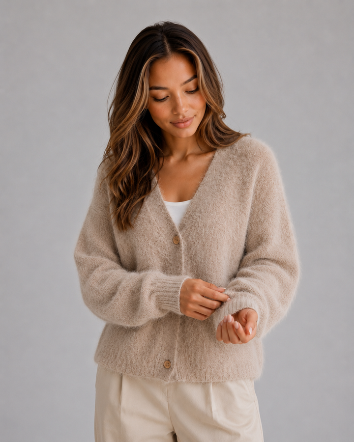 Damen Strickcardigan mit offener und geschlossener Knopfleiste im Detail