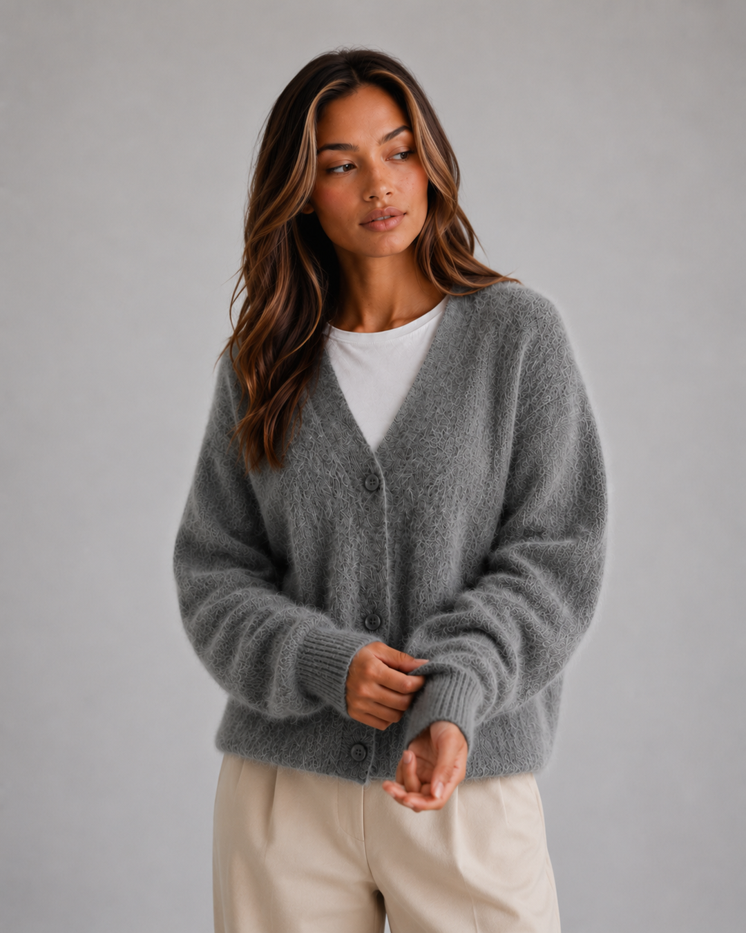 Rückansicht eines Damen Strickcardigans mit V-Ausschnitt und schlichtem Design