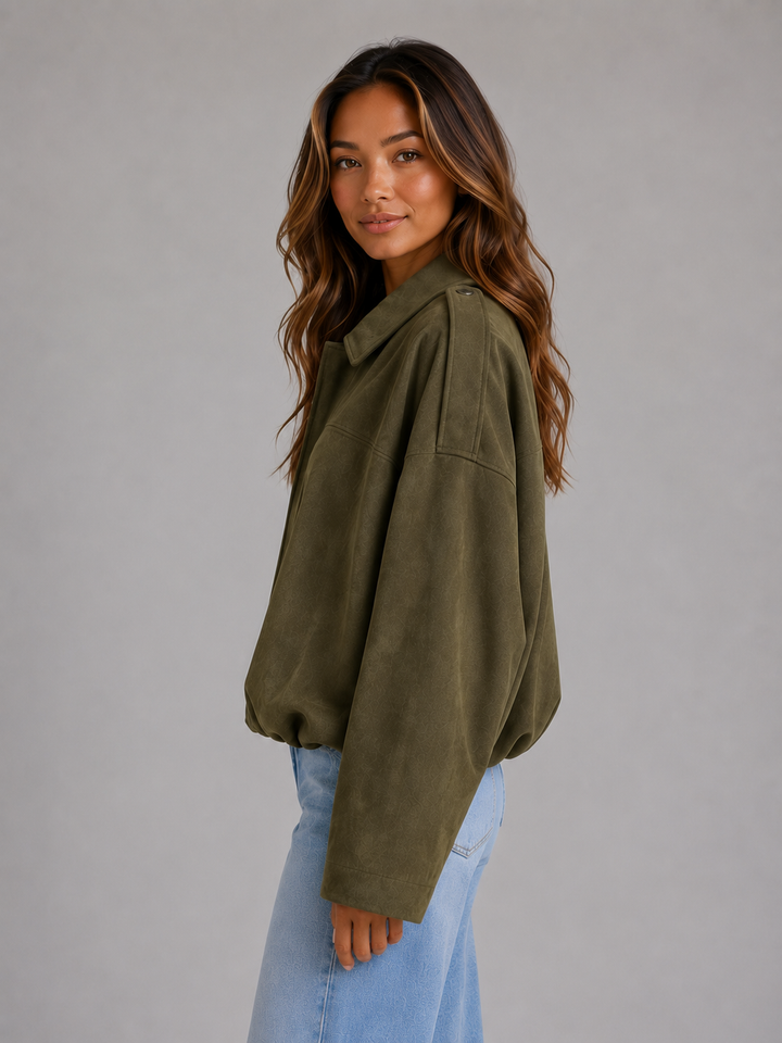 Damen Bomberjacke in Wildlederoptik, Seitenansicht mit lockerem oversized Fit