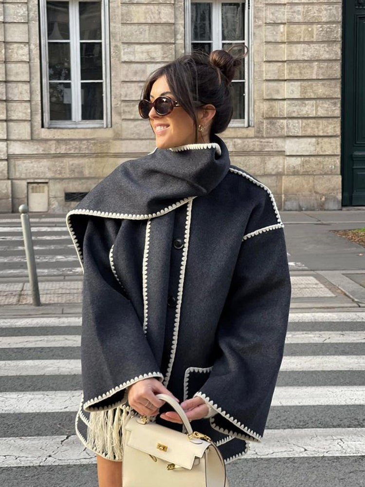 Damen-Capejacke im Oversized-Schnitt mit dekorativen Schalquasten