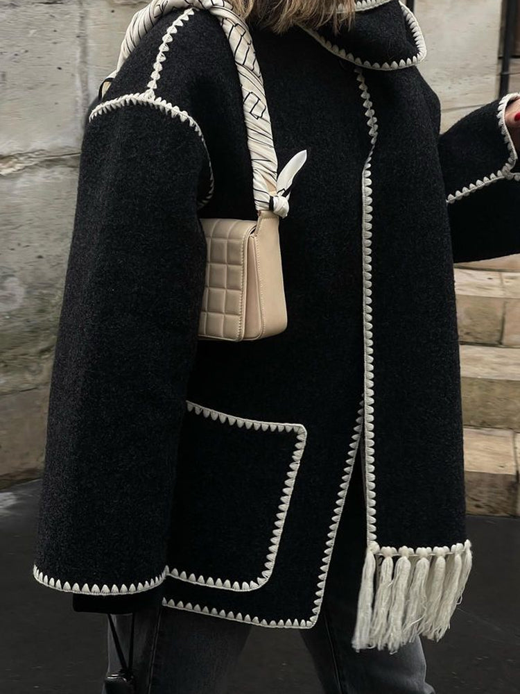 Damenjacke als Cape mit auffälligen Quasten am Schaldetail