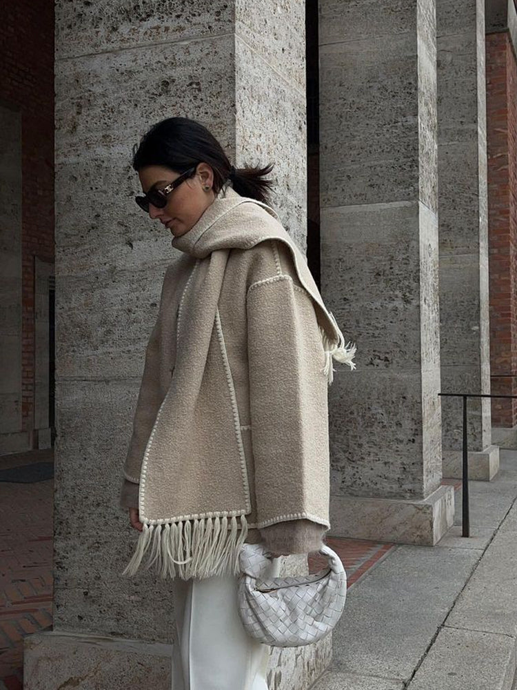 Frontansicht einer Damen-Capejacke mit Schalquasten