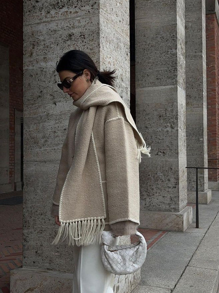 Frontansicht einer Damen-Capejacke mit Schalquasten