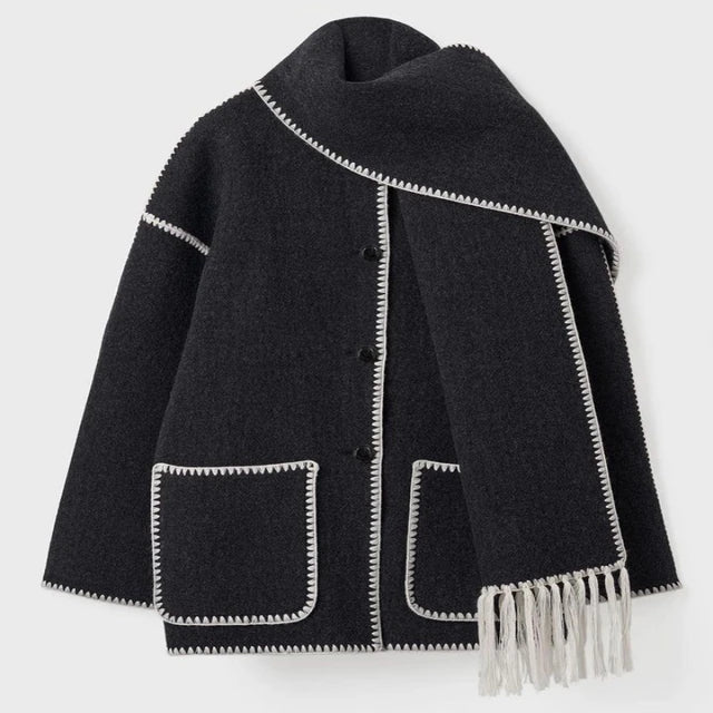 Rückansicht der eleganten Damenjacke im Cape-Stil