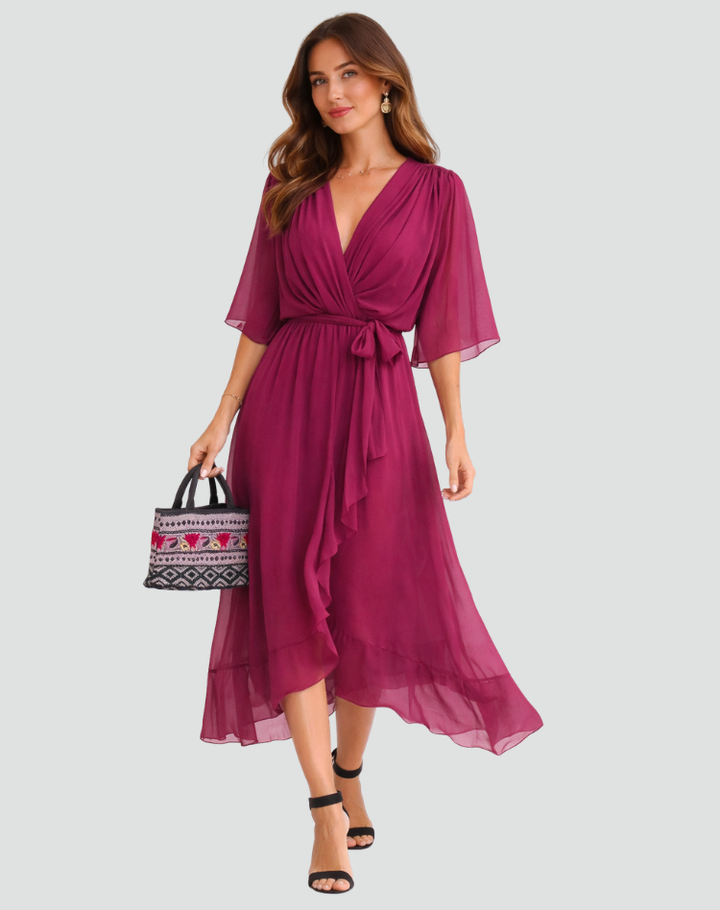 Detailansicht des Wickeldesigns am Damen-Maxikleid